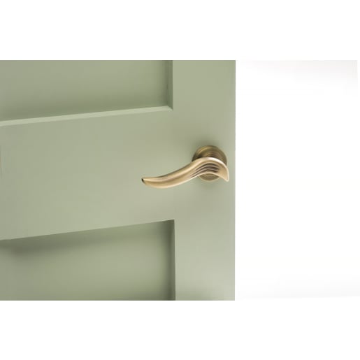 Old English Oxford Lever on Round Rose Matt Antique Brass